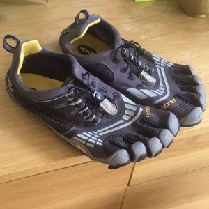 Men’s size 43, Vibram 5 Finger KMD